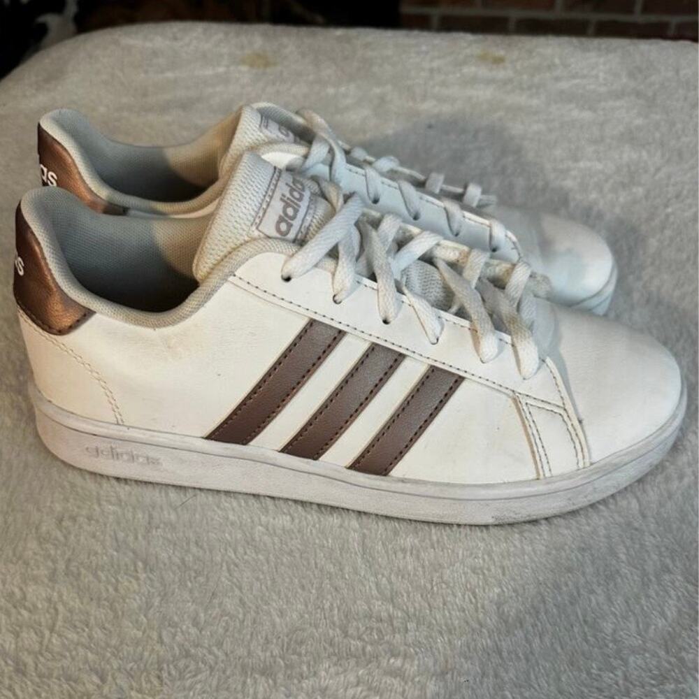 Adidas White Rose Gold Stripe Low Top Sneakers Women’s Size 6 (youth 4.5)